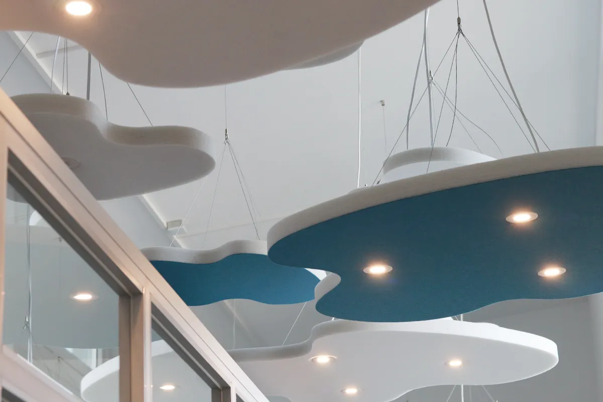 Deckensegel mit integrierter Beleuchtung