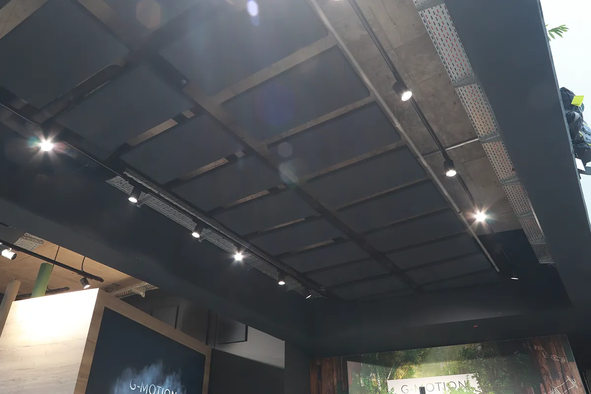 schwarze Deckensegel bei Glinicke in Kassel