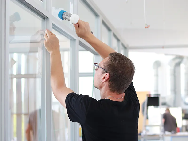 Glastrennwaende_800x600px_02 Unser Mitarbeiter bei der Installation einer Glastrennwand