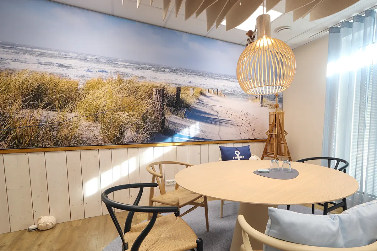 großes Wandbild mit Strandmotiv