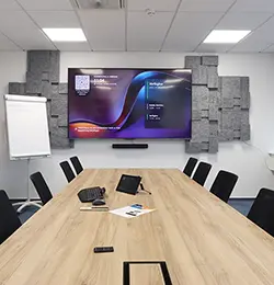 Konferenzraum mit Akustikmaterial an der Wand